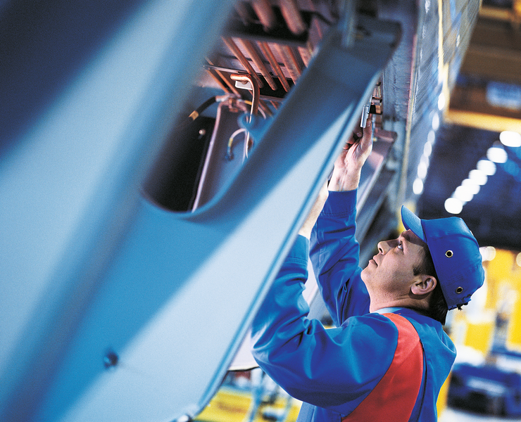 Worker checking train in factory-DirCom-Thinkstocks_credits