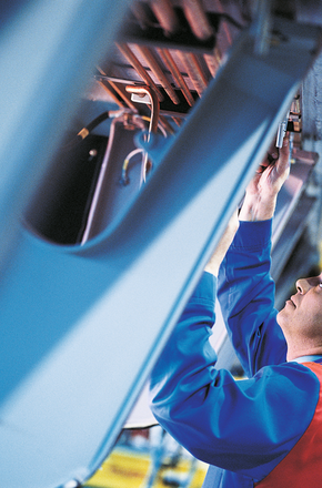 Worker checking train in factory-DirCom-Thinkstocks_credits